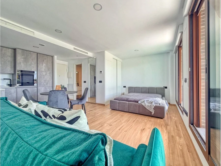 Studio B: turkusowa sofa i część sypialna