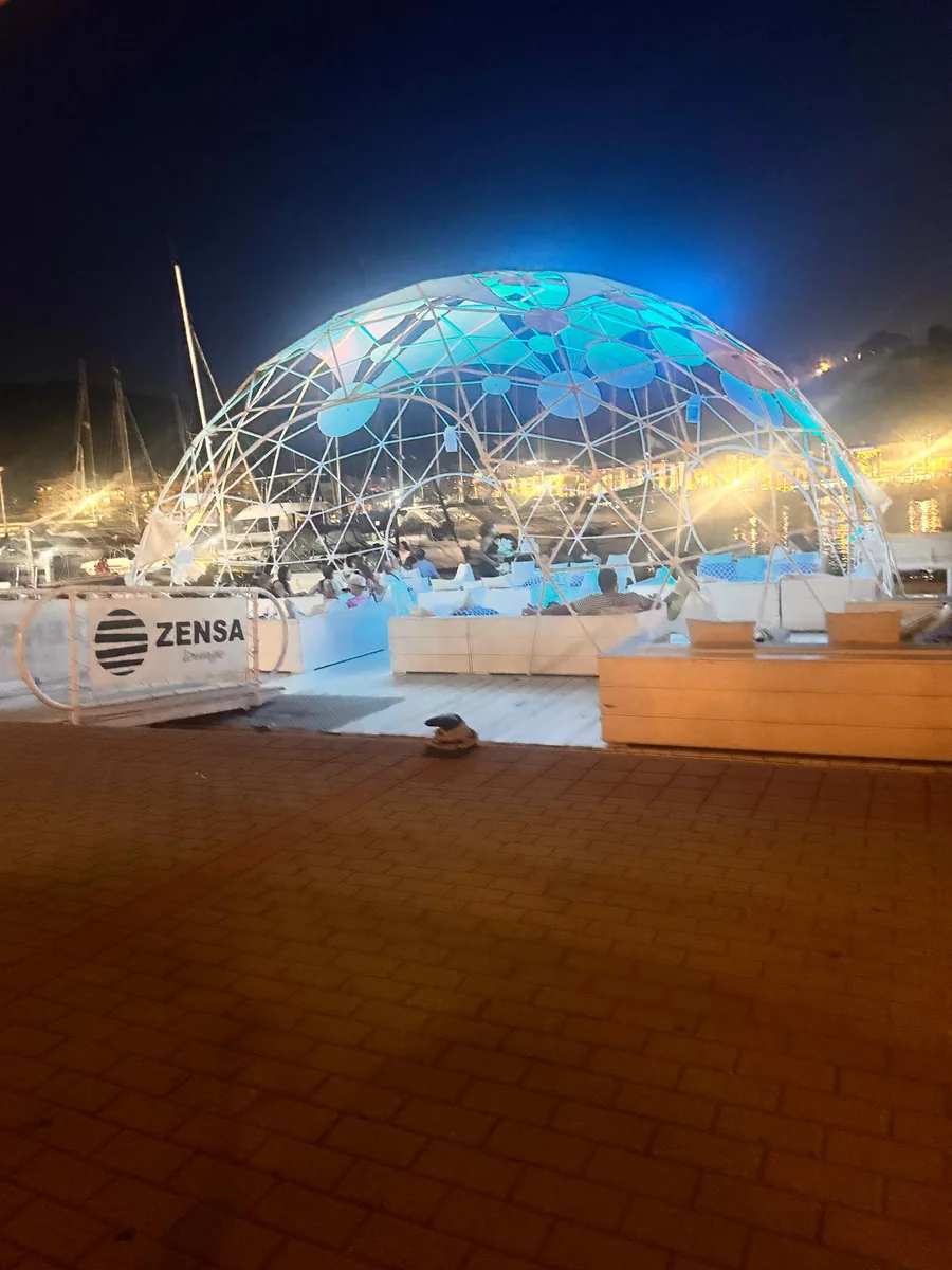 Wieczorne światła nad mariną
