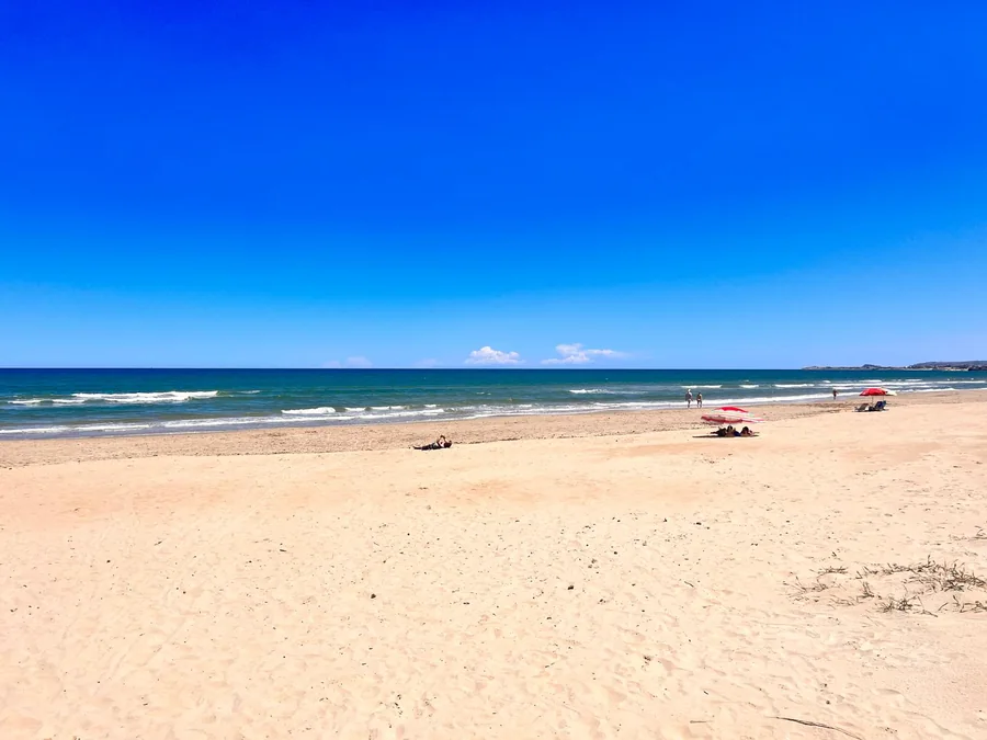 Szeroka plaża i otwarte morze