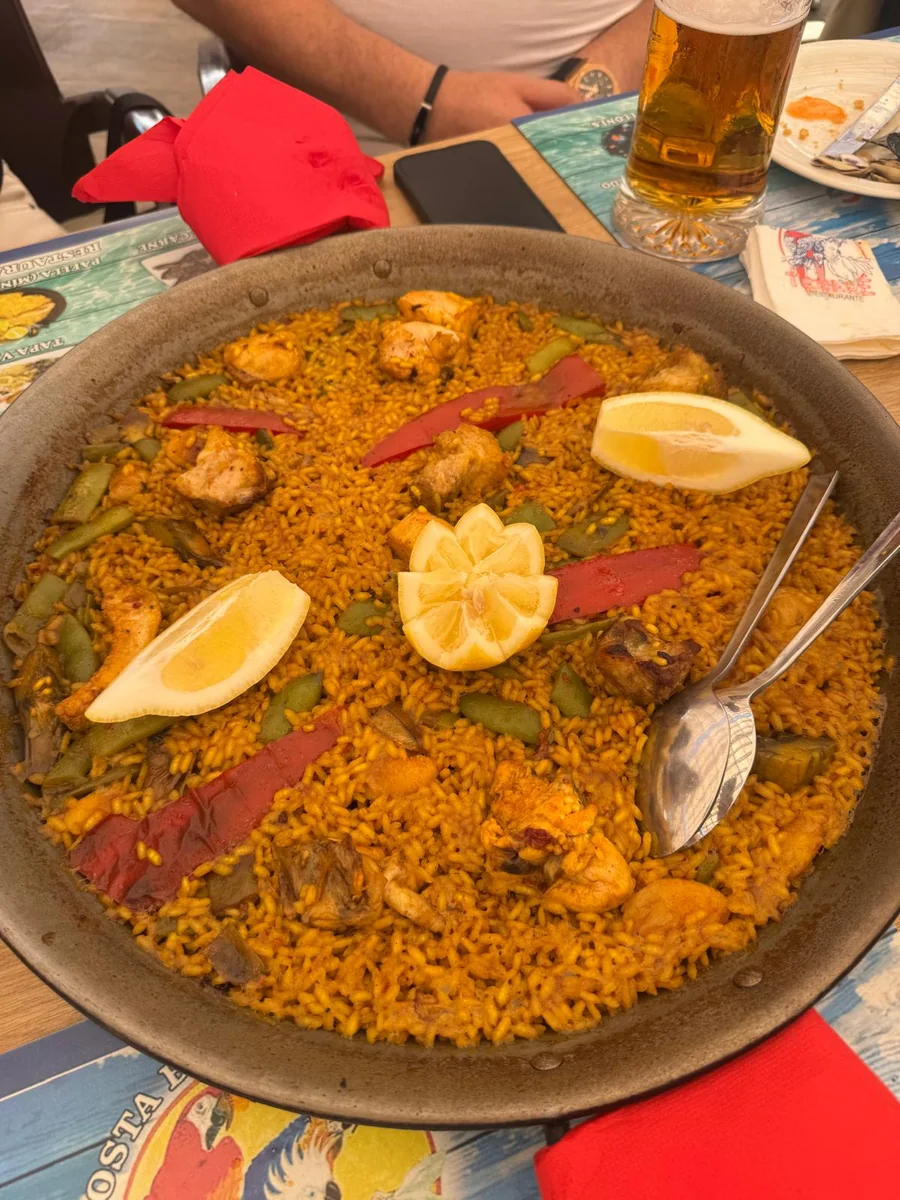 Paella podana prosto na stół