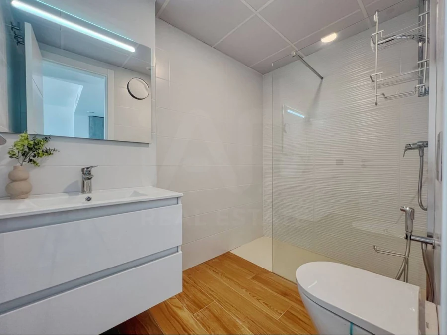 Apartament F: łazienka z prysznicem
