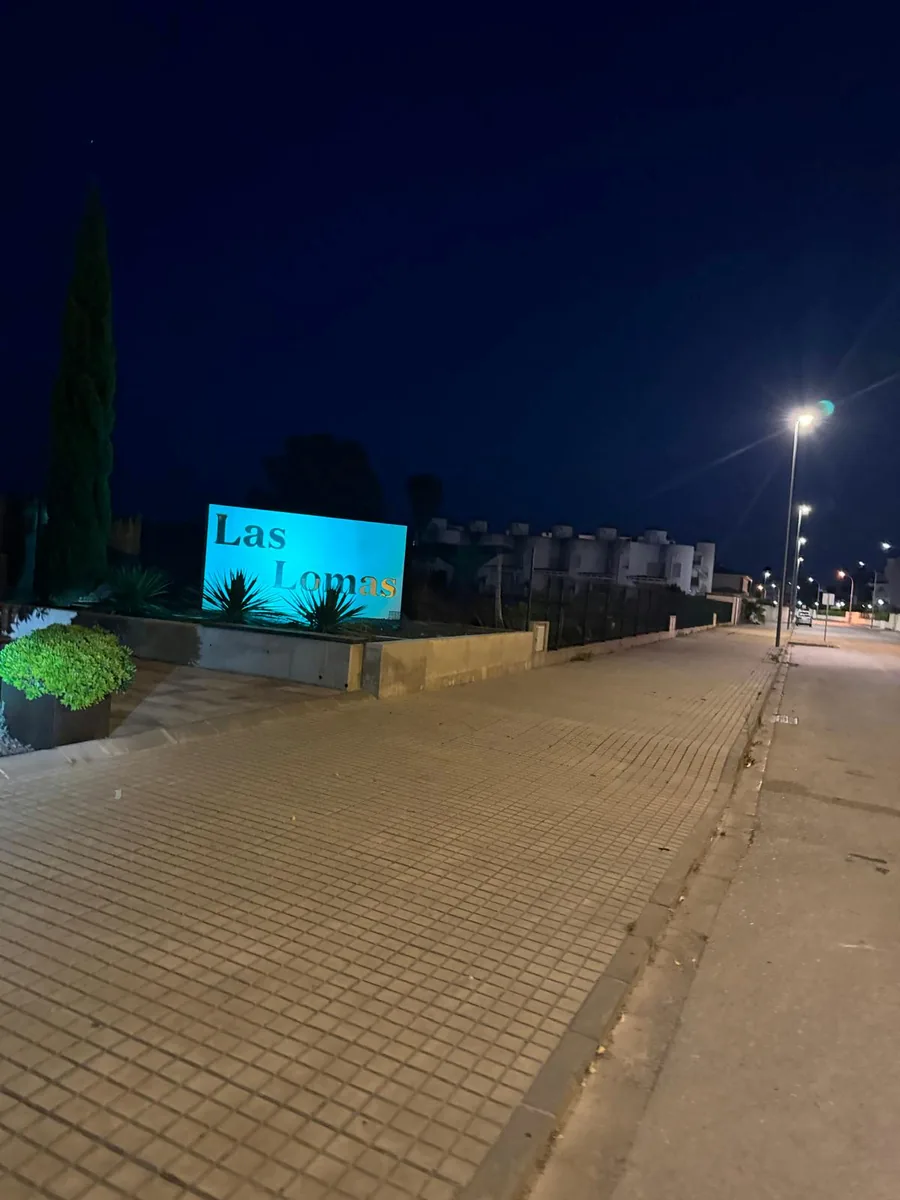 Wejście do Las Lomas wieczorem